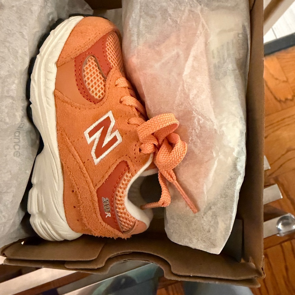 New Balance Kids - Brown Orange Sneakers size 5W - Picture 3 of 9